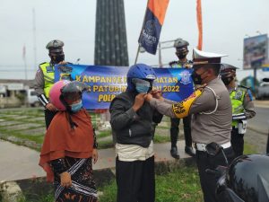 OPK 2022, Satlantas Polres Pringsewu Bagikan Helm dan Jaket Gratis