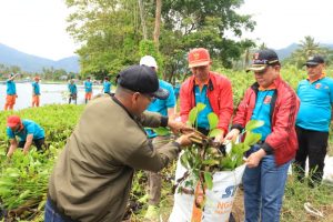 Parosil dan Mad Hasnurin Bersihkan Eceng Gondok di Danau Ranau