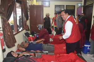 Azwar Hadi Hadiri Aksi Donor Darah HUT Desa Pugung Raharjo