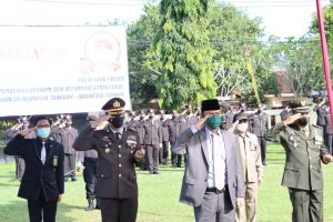 Kapolres dan Bupati Way Kanan Berikan Penghargaan