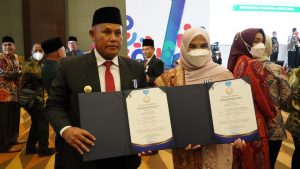 Bupati Nanang dan Ketua TP-PKK Lamsel Terima Penghargaan dari BKKBN