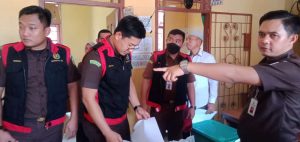 Kejari Tulang Bawang Geledah Kantor Tiyuh Panaragan
