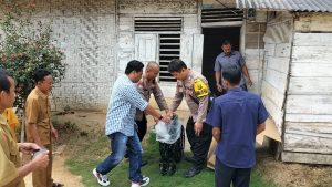 Polres Mesuji Berikan Kursi Roda kepada Sarbani