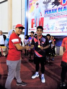 Cabor Bulu Tangkis POP, Empat Peraih Juara Terima Medali