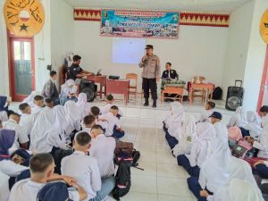 Satbinmas Bersama Satresnarkoba Polres Lambar Sosialisasi di SMAN 1 Sukau