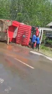 Mobil Damkar Terbalik Saat Menuju Lokasi Kebakaran