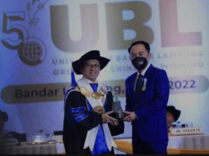 Bupati Way Kanan Terima Penghargaan dari UBL