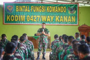 Dandim 0427/Way Kanan Berikan Jam Komandan