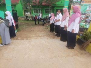 Didik Karakter siswa Guru Sambut Murid di Gerbang Sekolah