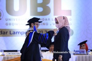 Bupati Winarti Terima Penghargaan UBL Award 2022