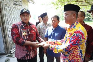 Bupati Lamsel Serahkan  Bantu Bedah Rumah di Kecamatan Ketapang