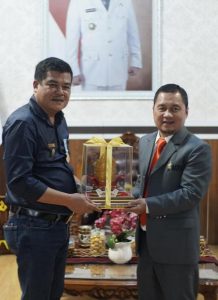 Bupati Musa Ahmad Raih Leader For Sustainable Development dari UBL