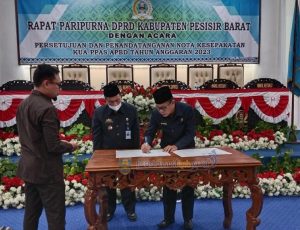 DPRD-Pemkab Pesibar Tandatangani Persetujuan dan Kesepakatan KUA-PPAS 2023