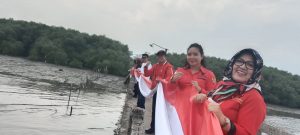 DPC PDI-Perjuangan Kibarkan Merah Putih 77 Meter di Pulau Pasaran