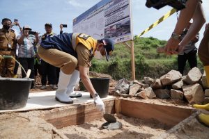 Pj Bupati Pringsewu Letakkan Batu Pertama Pembangunan Penyediaan Air Baku
