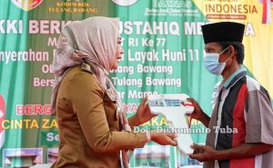 Winarti Serahkan Kunci Rumah Layak Huni di Banjar Margo