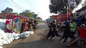 Truk Muatan Ratusan Sekam Terguling di Pekon Keputran Pringsewu