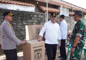 Tinjau TPS, Bupati Lamteng Ingatkan Panitia Pilkakam Netral