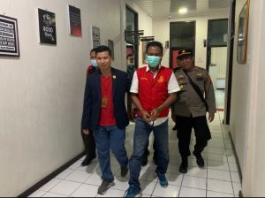 Tersandung Kasus Korupsi, ALB Kenakan Baju Tahanan