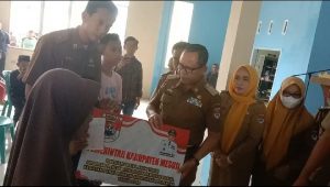 Pj Bupati Sulpakar Berikan Santunan untuk Anak Yatim-Piatu