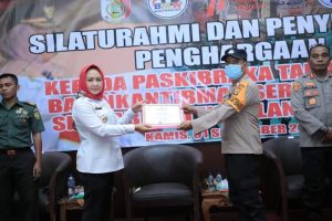 Bupati Winarti Berikan Penghargaan Pasukan Paskibraka Tuba