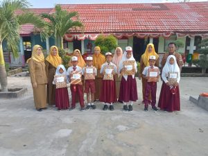 SDN 8 Rawajitu Utara Didik Karakter Siswa Dengan Berbagi