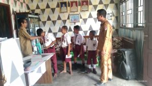 Program Jumat Berkah SDN 2 Rawajitu Utara Bantu Siswa Tidak Mampu