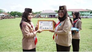Winarni Terima Penghargaan dari  Kwarran Pramuka Way Sula