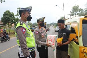Polres Pesawaran Bagikan Paket Sembako
