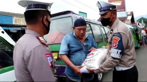 Pengemudi Angkutan Umum di Tanggamus Terima Bantuan Beras