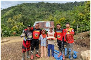 Warga Daerah Terpencil di Lambar Terima Bantuan Beras