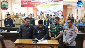 Bupati Lamsel Hadiri Paripurna Pengesahan Raperda Perubahan APBD