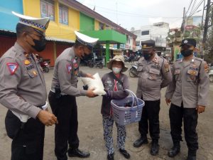 Satlantas Polres Pringsewu Salurkan Bansos kepada Masyarakat Prasejahtera