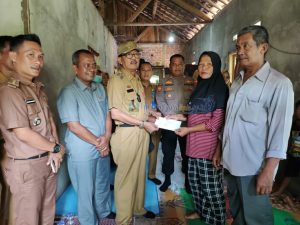 Bupati Agus Istiqlal Berikan Santunan Korban Tenggelam