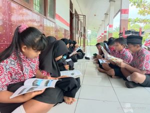 Hindari Kejenuhan Full Day Siswa SDN 10 Rawajitu Utara Belajar di Teras