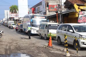 Mobil Box Terperosok di Bekas Galian, Ini yang Dilakukan Satlantas Polres Pringsewu