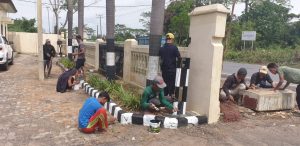 Personel Polsek Way Pengubuan Bersama Warga Tanjungratu Gelar Gotong Royong