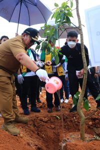 Gubernur Arinal Tanam Pohon di Bendungan Marga Tiga