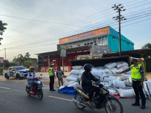 Truk Bermuatan Gabah Terguling di Jalinbarsum Pringsewu