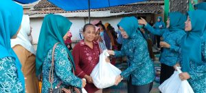 Ketua TP-PKK Mesuji Serahkan Bantuan Sembako di Desa Mekarjaya
