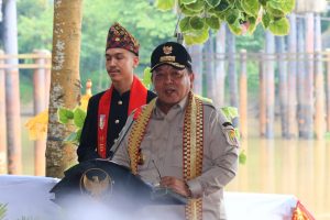 Gubernur Arinal Tabur Benih Ikan di Jembatan Cakat Nyenyek Sungai Tulang Bawang