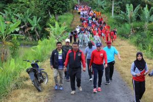 HUT Lambar ke-31, Bupati Parosil Jalan Sehat Bersama Ribuan Warga Gedung Surian