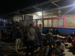 Kapolsek Pringsewu Kota Pimpin Razia Pekat, Ratusan Miras Berhasil Diamankan
