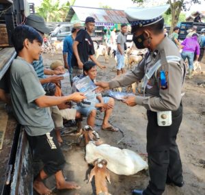 Satlantas Sosialisasi dan Bagikan Leaflet Tertib Berlalu Lintas di Pasar Kambing Adijaya