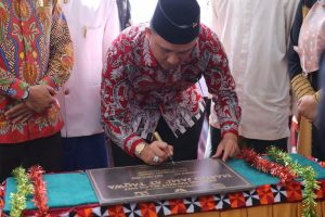 Sambangi Pekon Sidomulyo, Bupati Parosil Resmikan Masjid dan Bagikan Seragam Sekolah Gratis