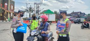 Satlantas Polres Pesawaran Bagikan Paket Sembako