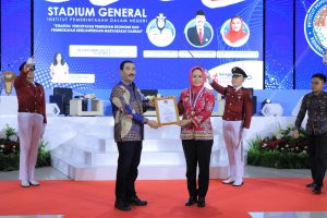 IPDN Berikan Winarti Penghargaan Kartika Pamong Praja