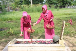 Bhayangkari Cabang Tuba Ziarah dan Tabur Bunga di TMP