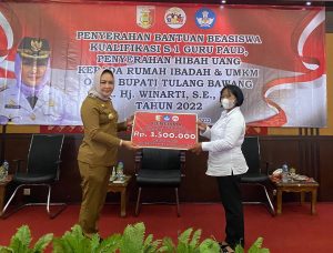 Bupati Winarti Serahkan Beasiswa  Kualifikasi S-1 Guru PAUD