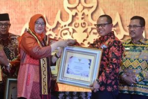Raih Opini WTP, Pj Bupati Mesuji Terima Penghargaan